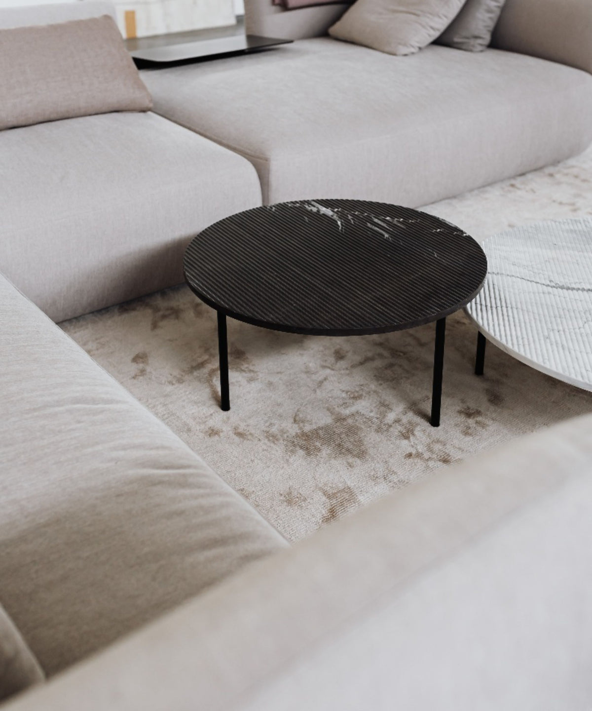 Table basse ronde en marbre rainuré pietra grey 70cm Gruff - Un'common — 338394.jpg