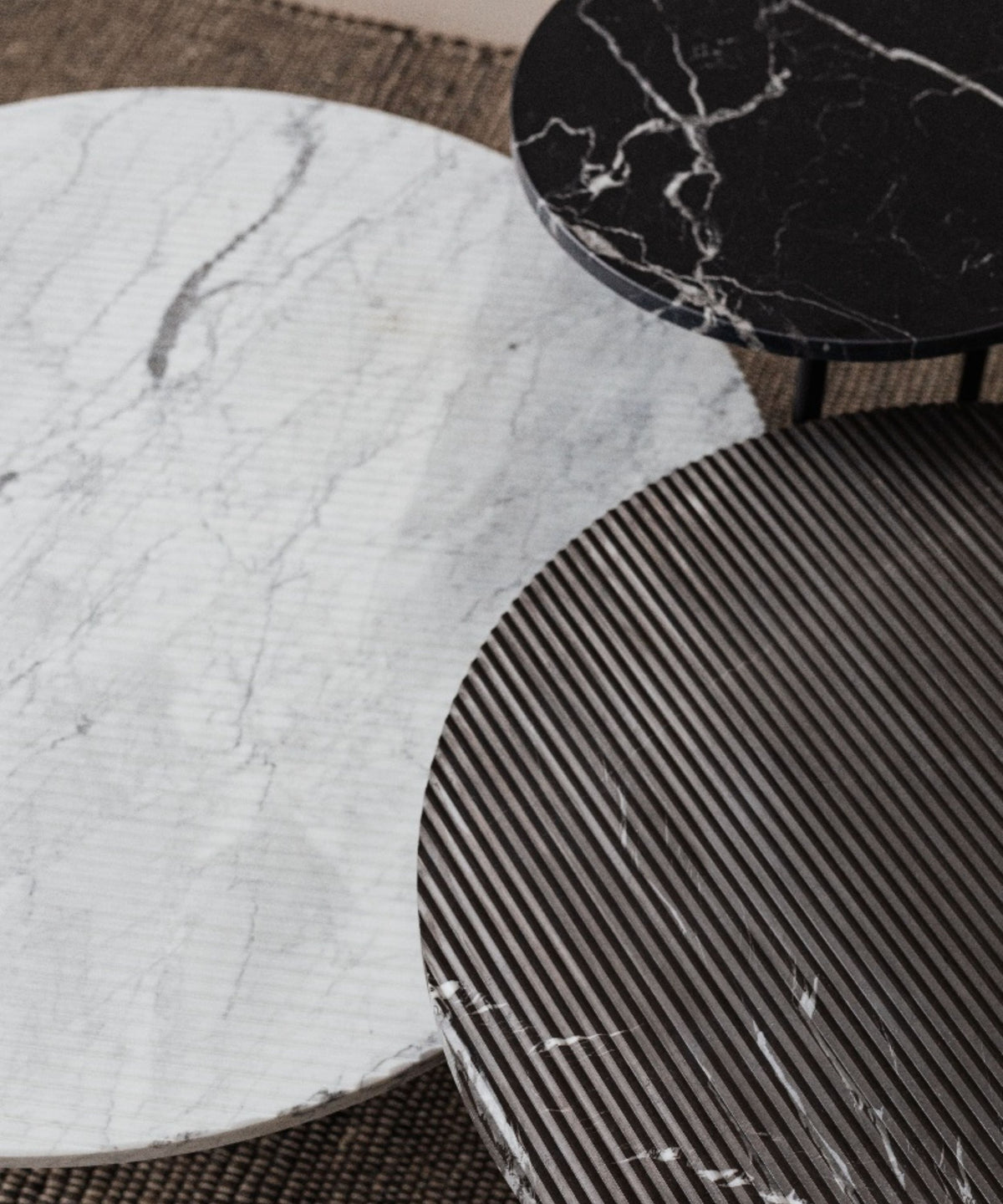Table basse ronde en marbre rainuré pietra grey 70cm Gruff - Un'common — 338396.jpg