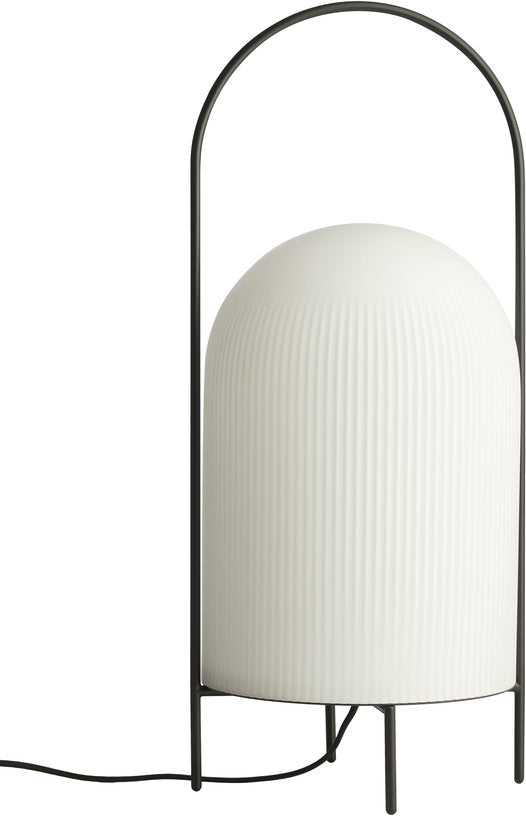 lampe-de-sol-en-verre-opale-et-metal-peint-noir-25x60cm-ghost-woud-1