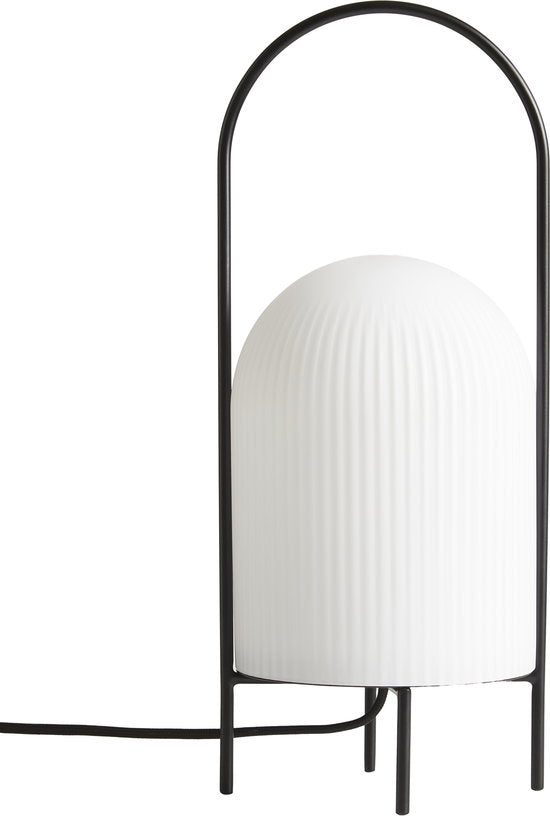 lampe-a-poser-en-verre-opale-et-metal-peint-noir-15x38cm-ghost-woud-1