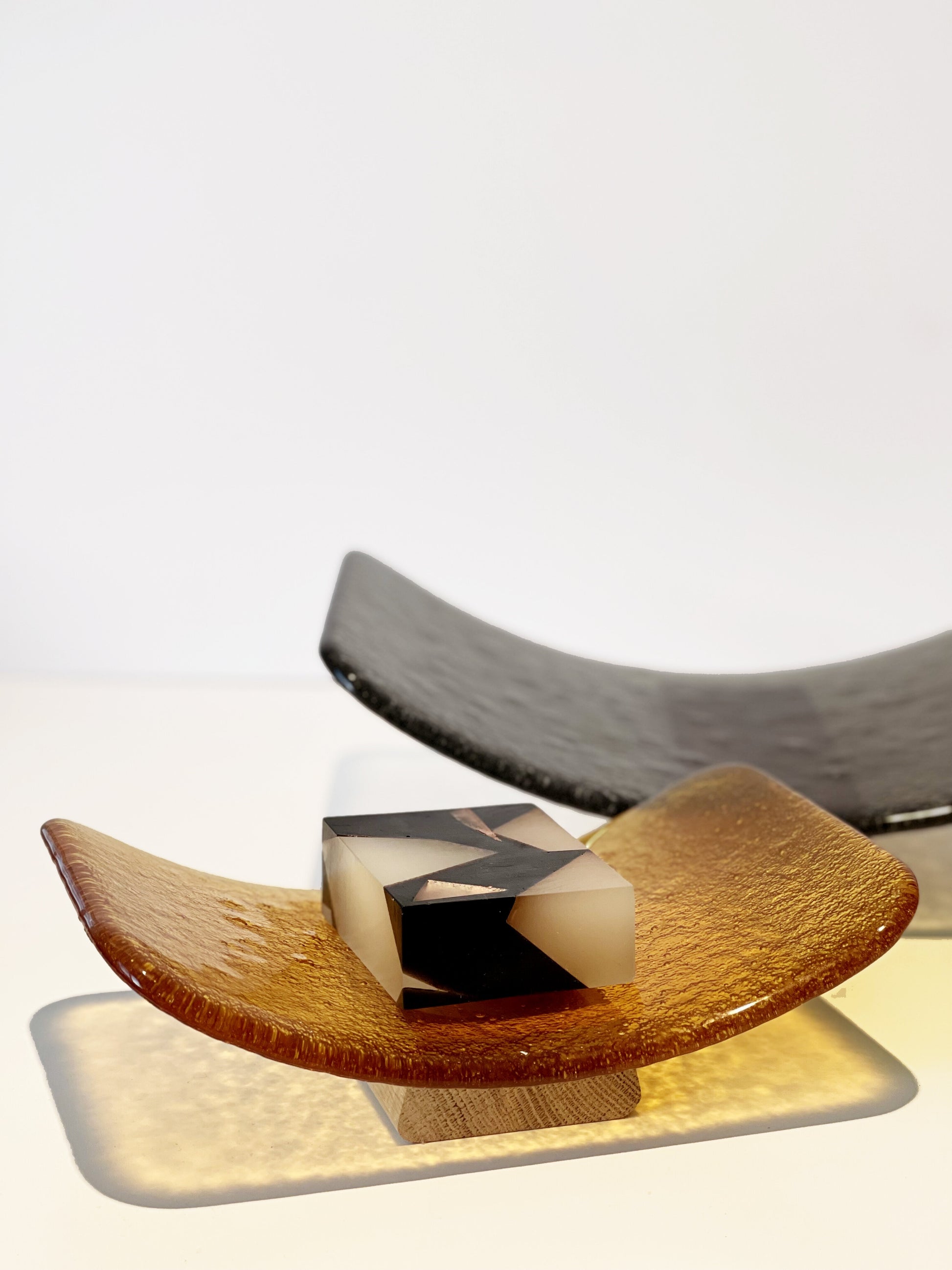 Plateau incurvé en bois et verre ambre 25cm  LOUPY - Mlle Jo — 338567.jpg