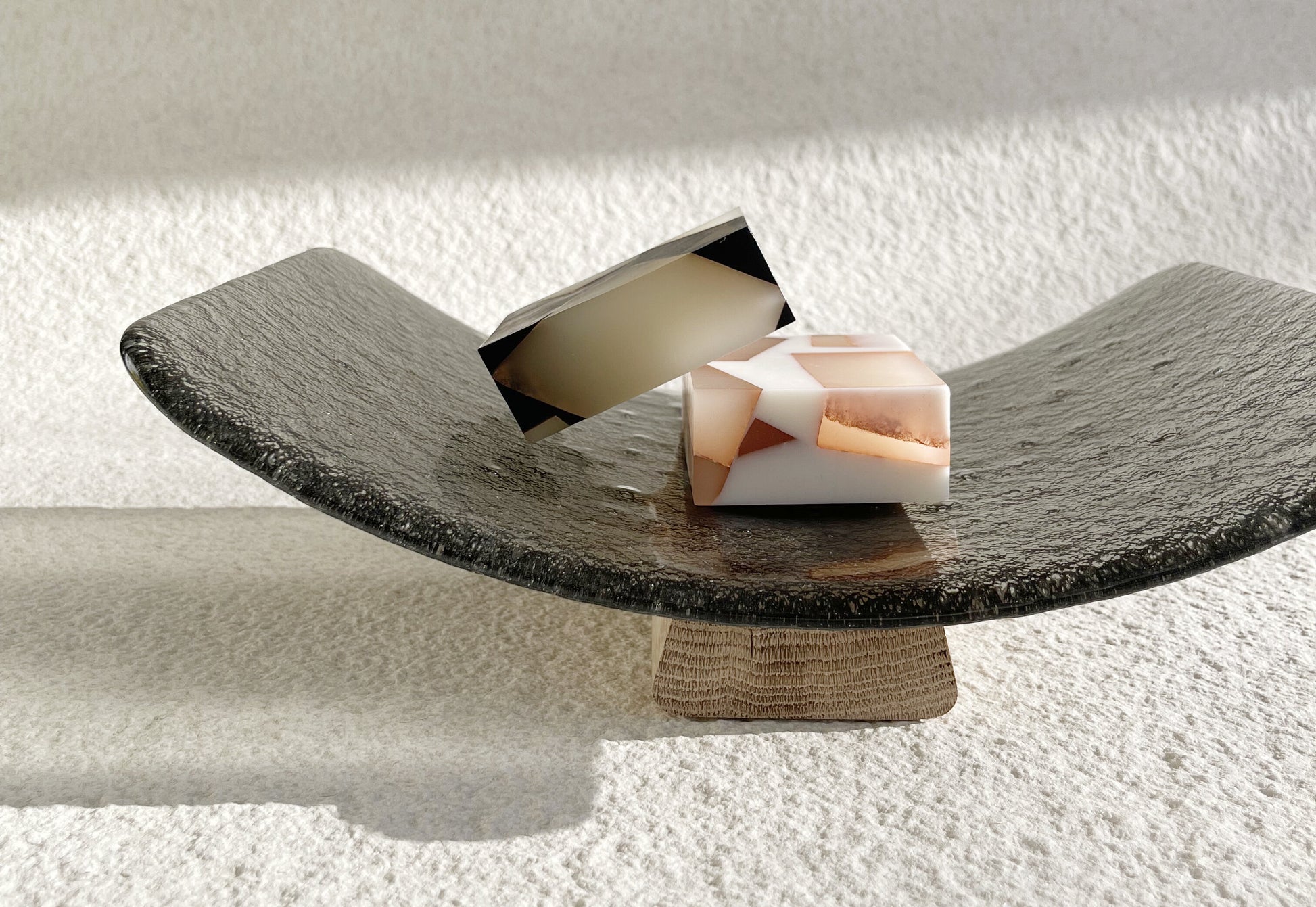 Plateau incurvé en bois et verre gris 36,5cm LOUPY - Mlle Jo — 338573.jpg