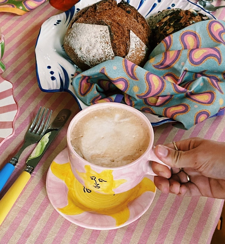mug-en-faience-rose-et-motif-soleil-jaune-10x14cm-sunny-side-up-anna-nina-2
