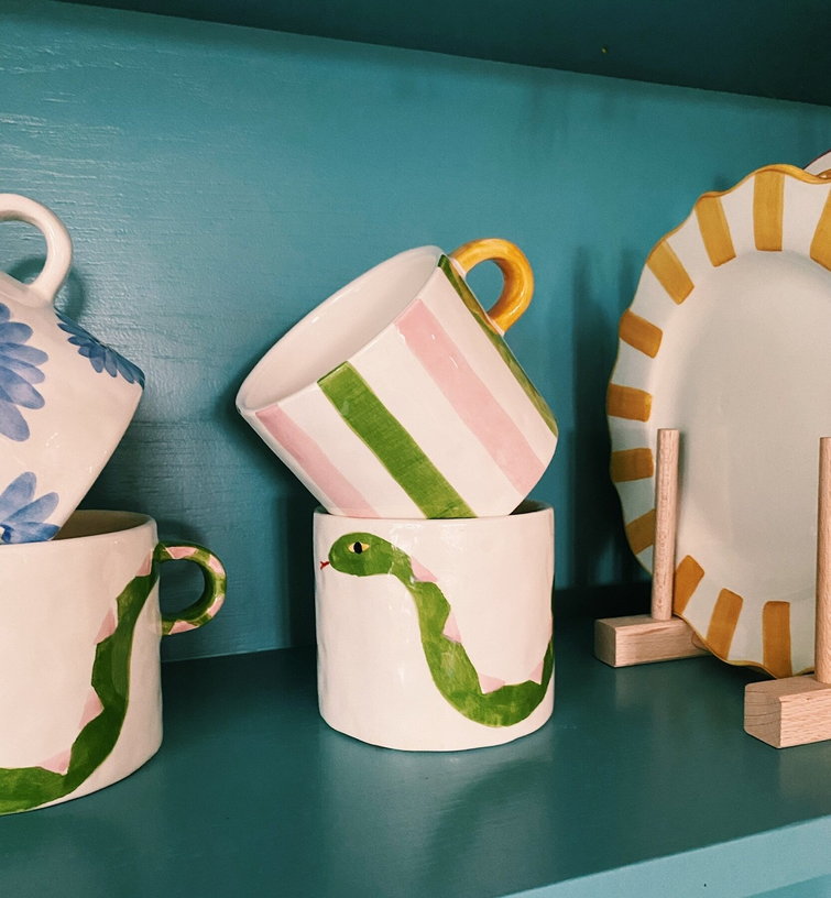 2-mugs-en-faience-avec-motifs-multicolore-13x10cm-serpent-ribbon-anna-nina-2