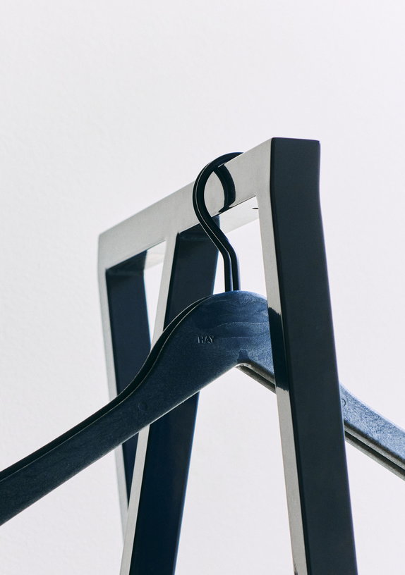 portant-a-trois-piliers-en-acier-bleu-39cm-loop-stand-wardrobe-hay-4