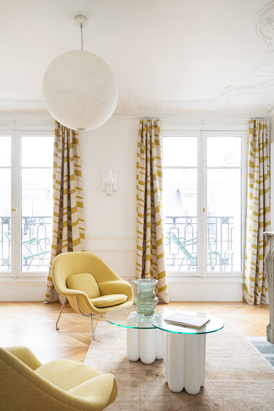 table-basse-en-ceramique-blanc-creme-et-plateau-verre-67x30cm-charlotte-cosin-paris-5