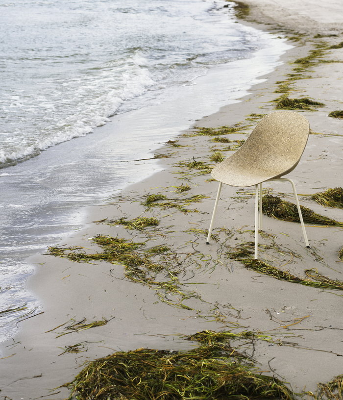 chaise-recyclable-en-algue-et-acier-creme-mat-normann-copenhagen-7