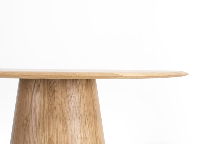 table-a-manger-ronde-en-chene-massif-126x75cm-mushroom-gazzda-3