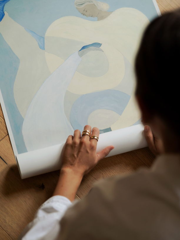 affiche-70x100cm-hold-you-blue-the-poster-club-8
