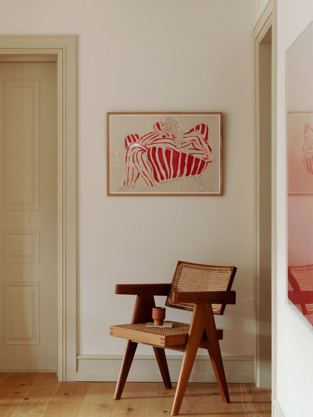 affiche-100x140cm-red-chair-the-poster-club-5