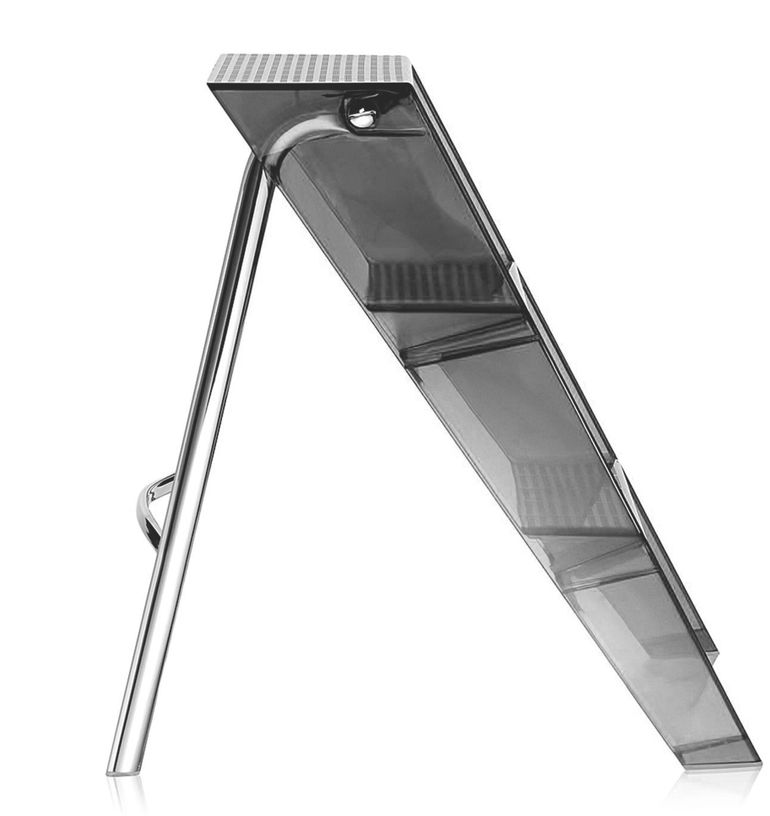 escabeau-en-acier-et-polycarbonate-gris-fume-upper-kartell-3