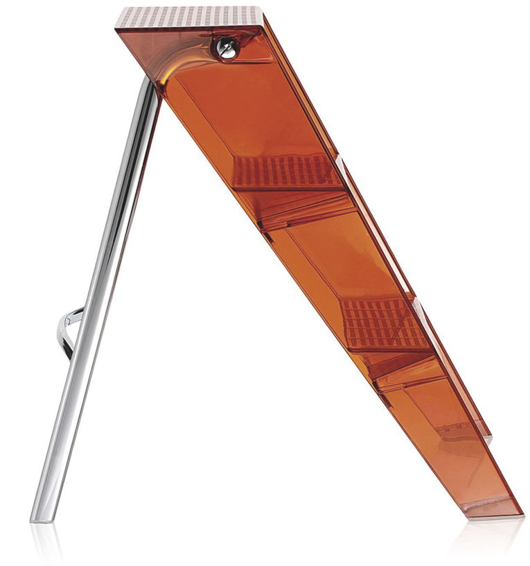 escabeau-en-acier-et-polycarbonate-ambre-upper-kartell-3