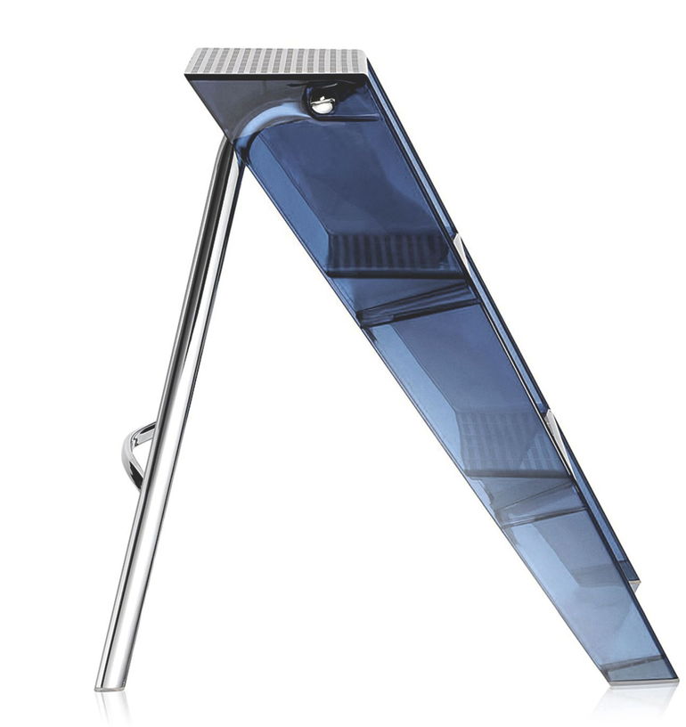 escabeau-en-acier-et-polycarbonate-bleu-poudre-upper-kartell-3
