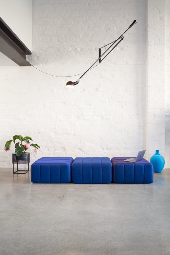 banc-modulable-en-velours-barcelone-bleu-clair-204x68x34cm-curt-ambivalenz-4