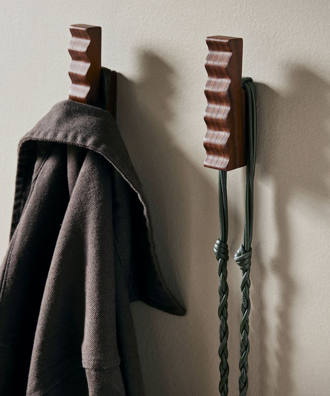 2-pateres-en-frene-fonce-unda-ferm-living-2