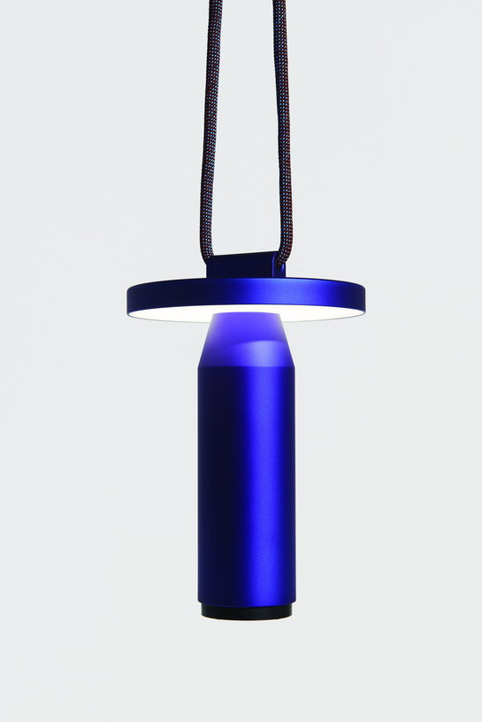petite-lampe-nomade-en-aluminium-bleu-quasar-petite-friture-5