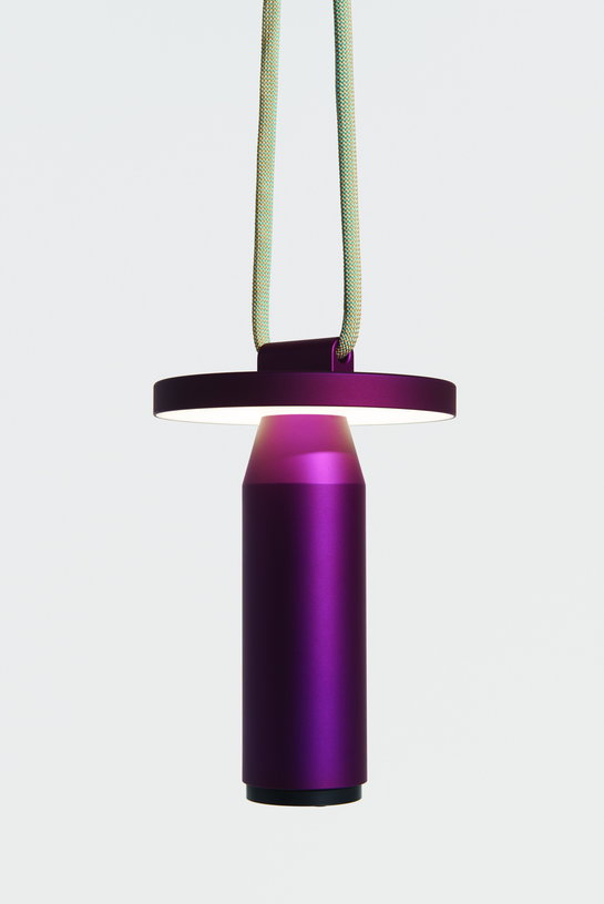 petite-lampe-nomade-en-aluminium-violette-quasar-petite-friture-6