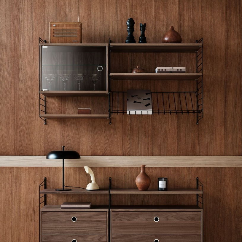 caisson-en-noyer-et-porte-vitree-58x42x30cm-string-system-string-furniture-3