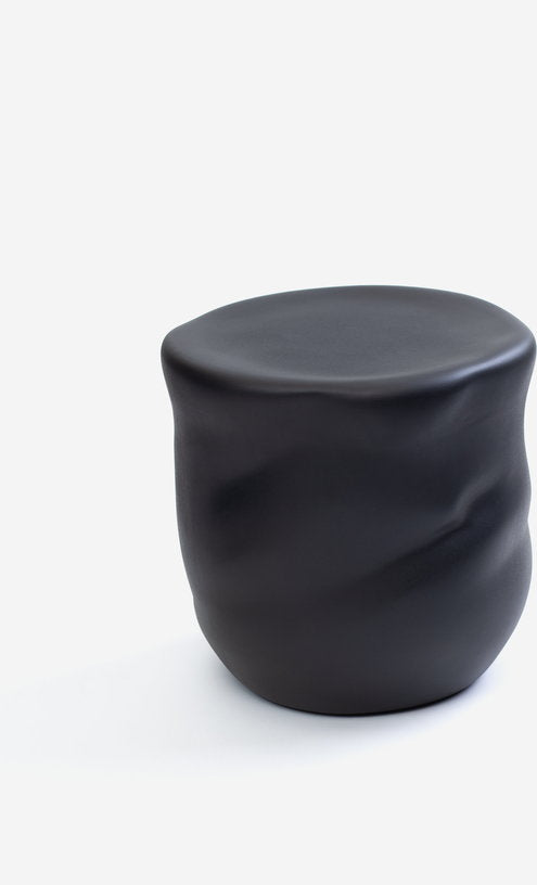 tabouret-organique-en-ceramique-noir-33cm-canova-moustache-2
