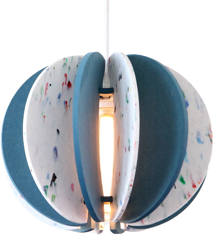 suspension-ronde-en-plastique-recycle-blanc-et-bois-colore-bleu-29cm-alpha-zulu-rif-2