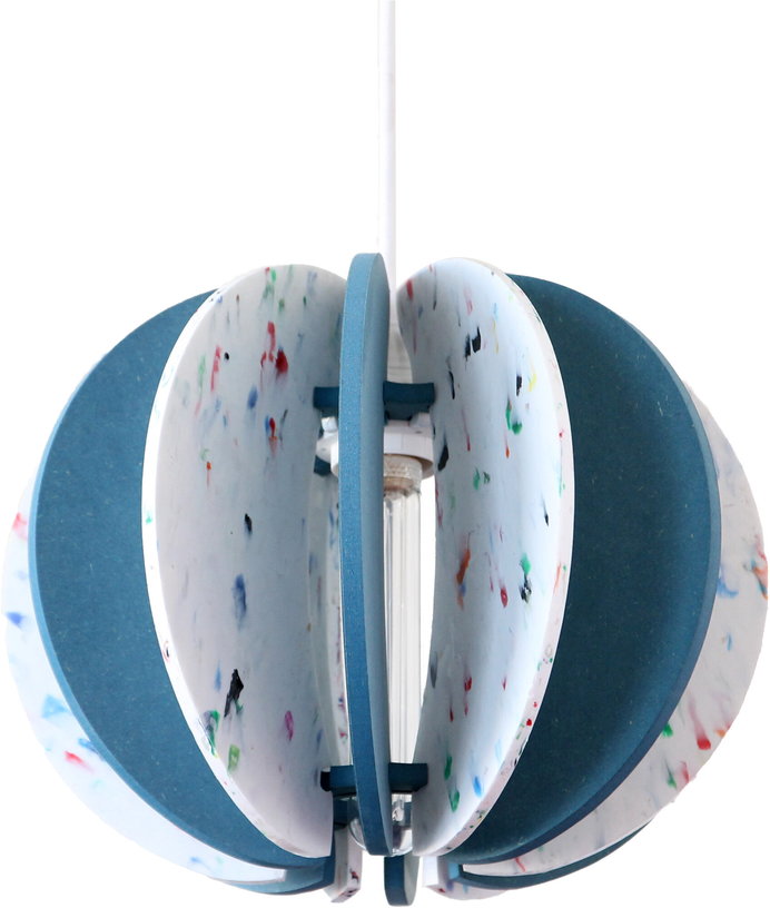 suspension-ronde-en-plastique-recycle-blanc-et-bois-colore-bleu-29cm-alpha-zulu-rif-5