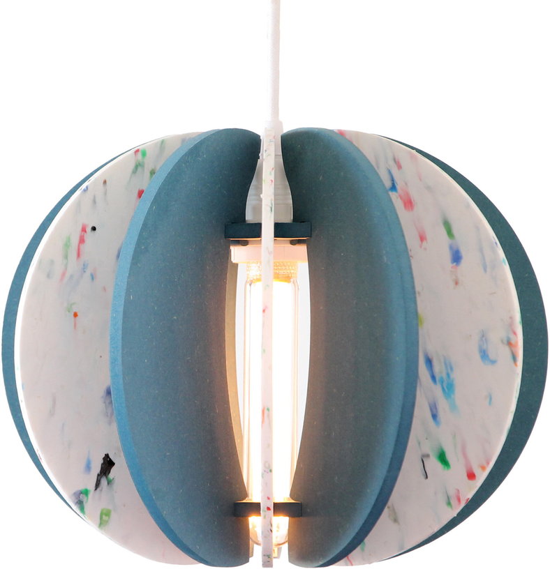 suspension-ronde-en-plastique-recycle-blanc-et-bois-colore-bleu-29cm-alpha-zulu-rif-6
