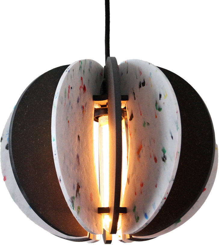 suspension-ronde-en-plastique-recycle-blanc-et-bois-colore-noir-29cm-alpha-zulu-rif-2