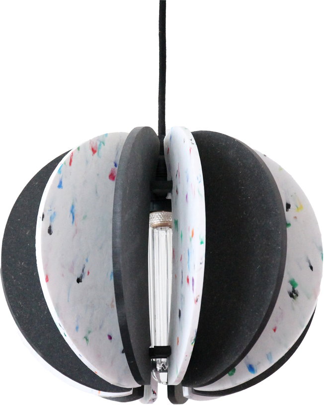 suspension-ronde-en-plastique-recycle-blanc-et-bois-colore-noir-29cm-alpha-zulu-rif-4