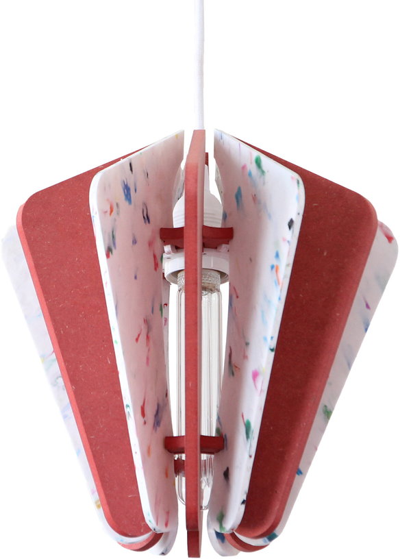 suspension-triangulaire-en-plastique-recycle-blanc-et-bois-colore-rouge-26x27cm-alpha-zulu-rif-3
