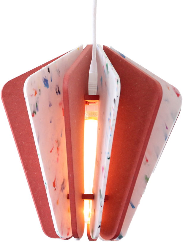 suspension-triangulaire-en-plastique-recycle-blanc-et-bois-colore-rouge-26x27cm-alpha-zulu-rif-2