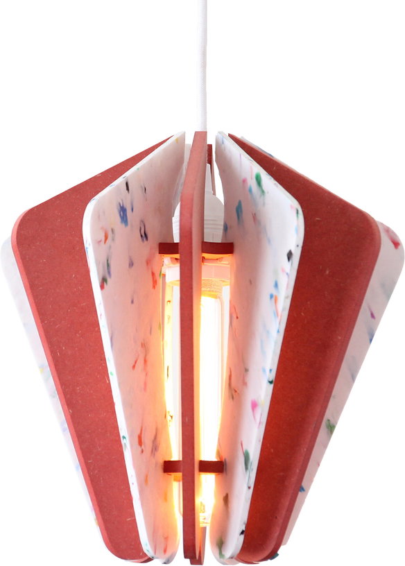 suspension-triangulaire-en-plastique-recycle-blanc-et-bois-colore-rouge-26x27cm-alpha-zulu-rif-6
