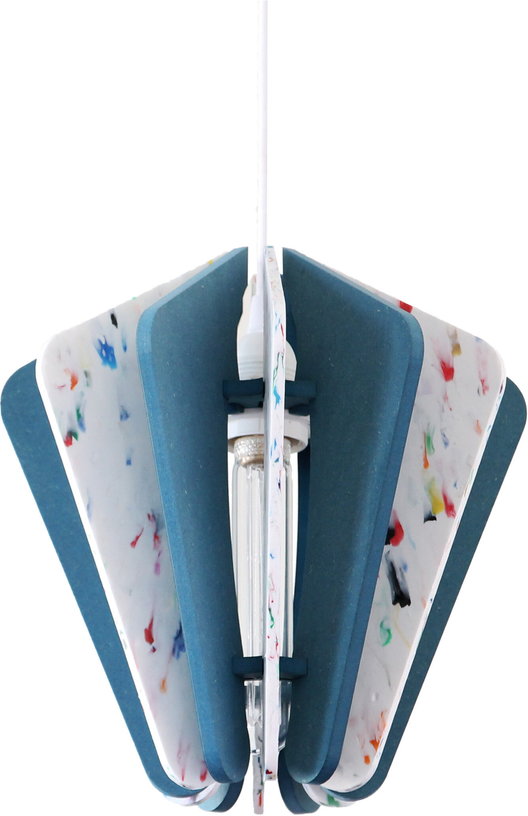 suspension-triangulaire-en-plastique-recycle-blanc-et-bois-colore-bleu-26x27cm-alpha-zulu-rif-2