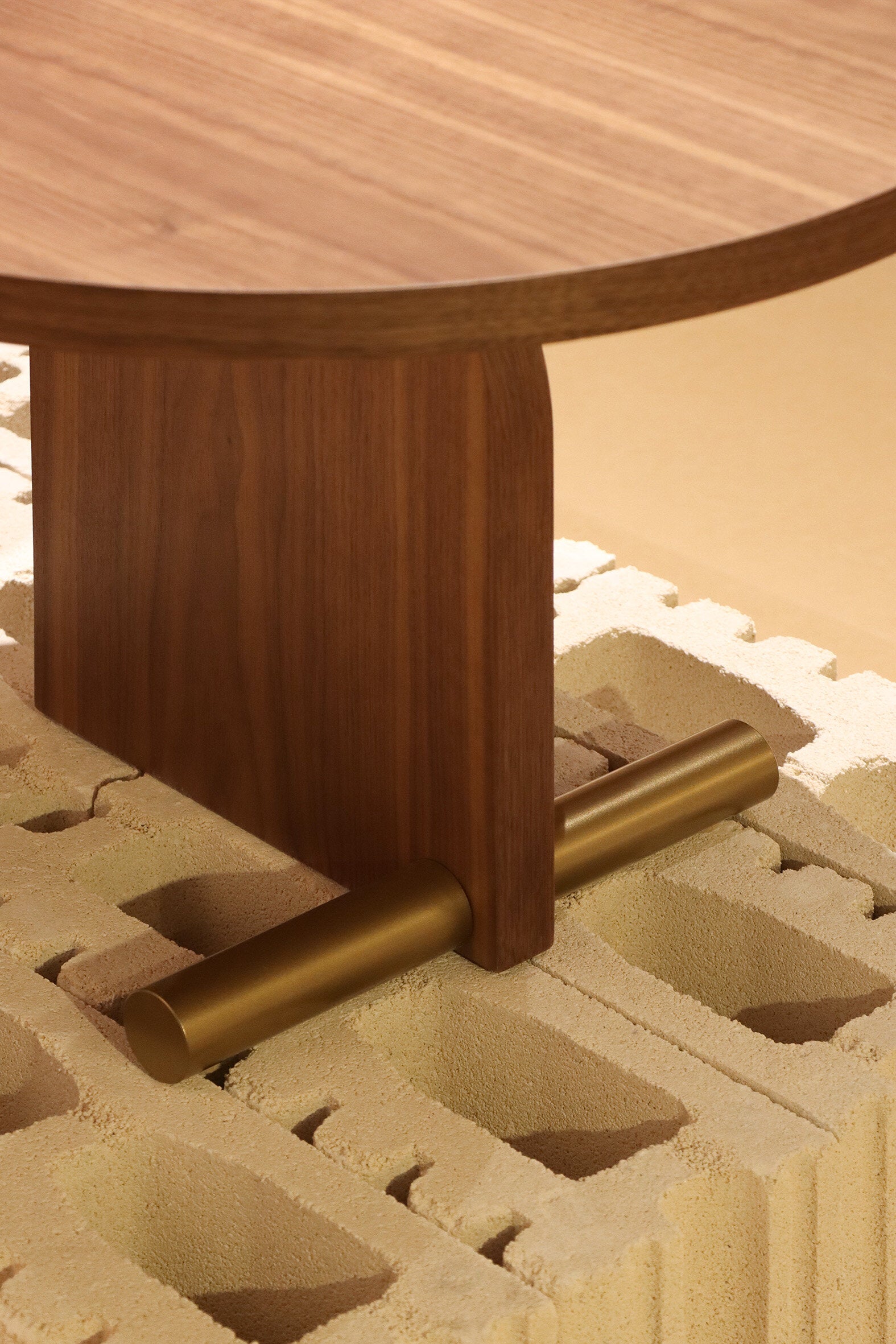 Table d'appoint en noyer et détail doré 42cm Nova 2 - Nomon — 352728.jpg