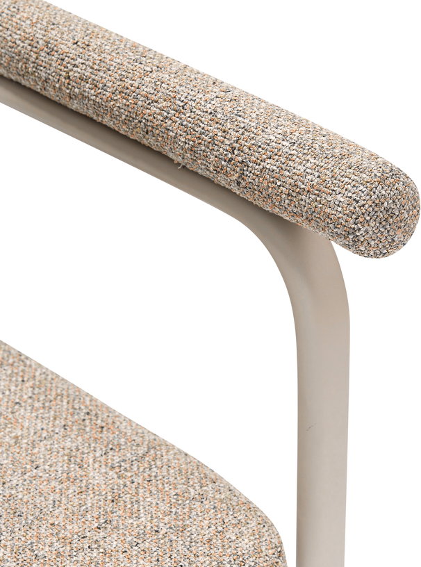 chaise-de-repas-avec-accoudoirs-en-tissu-sable-ecto-hubsch-4