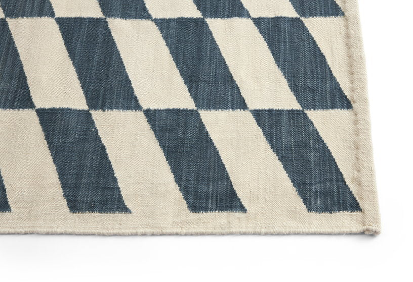 tapis-rectangulaire-kelim-en-laine-damier-bleu-300x200cm-shift-hay-3