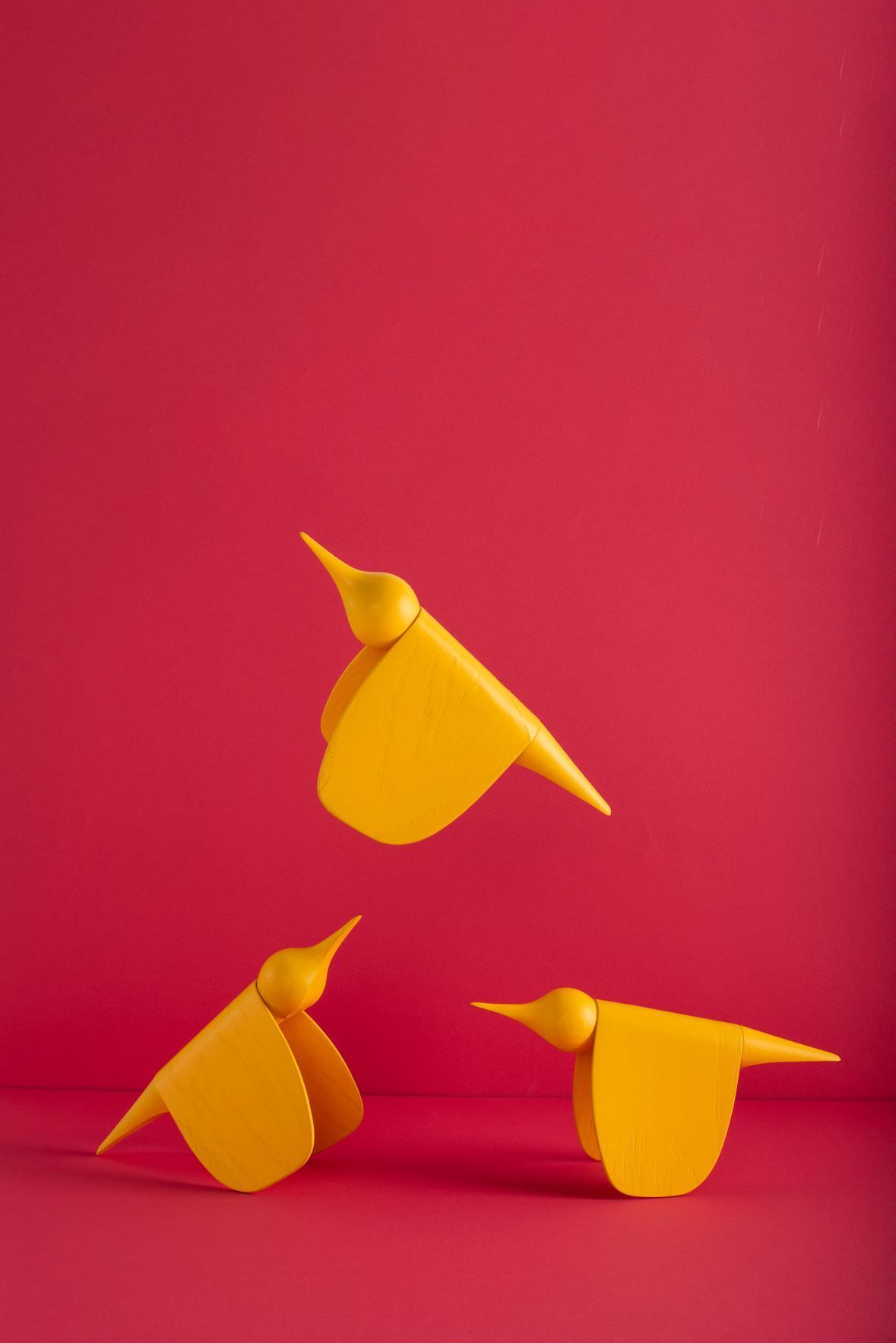 Décoration oiseau minimaliste en chêne laqué jaune Tica - Gazzda — 354197.jpg