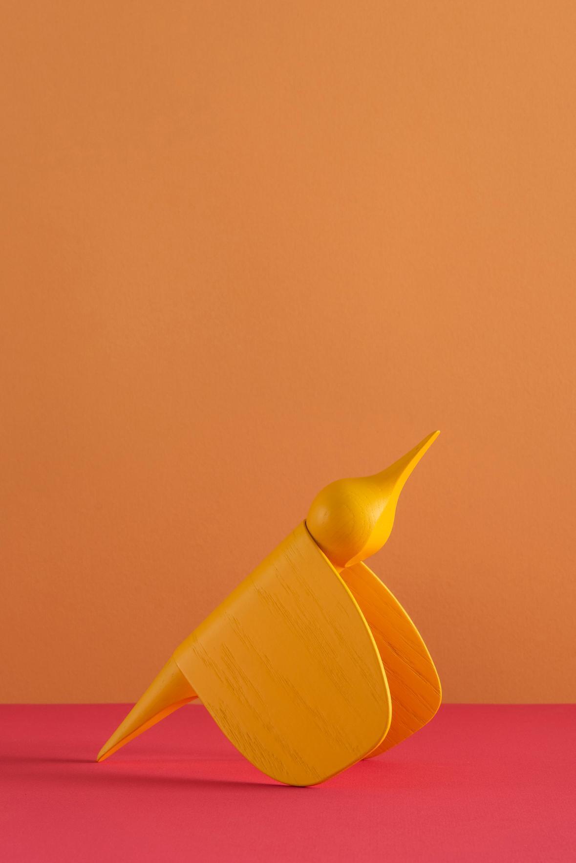 Décoration oiseau minimaliste en chêne laqué jaune Tica - Gazzda — 354198.jpg