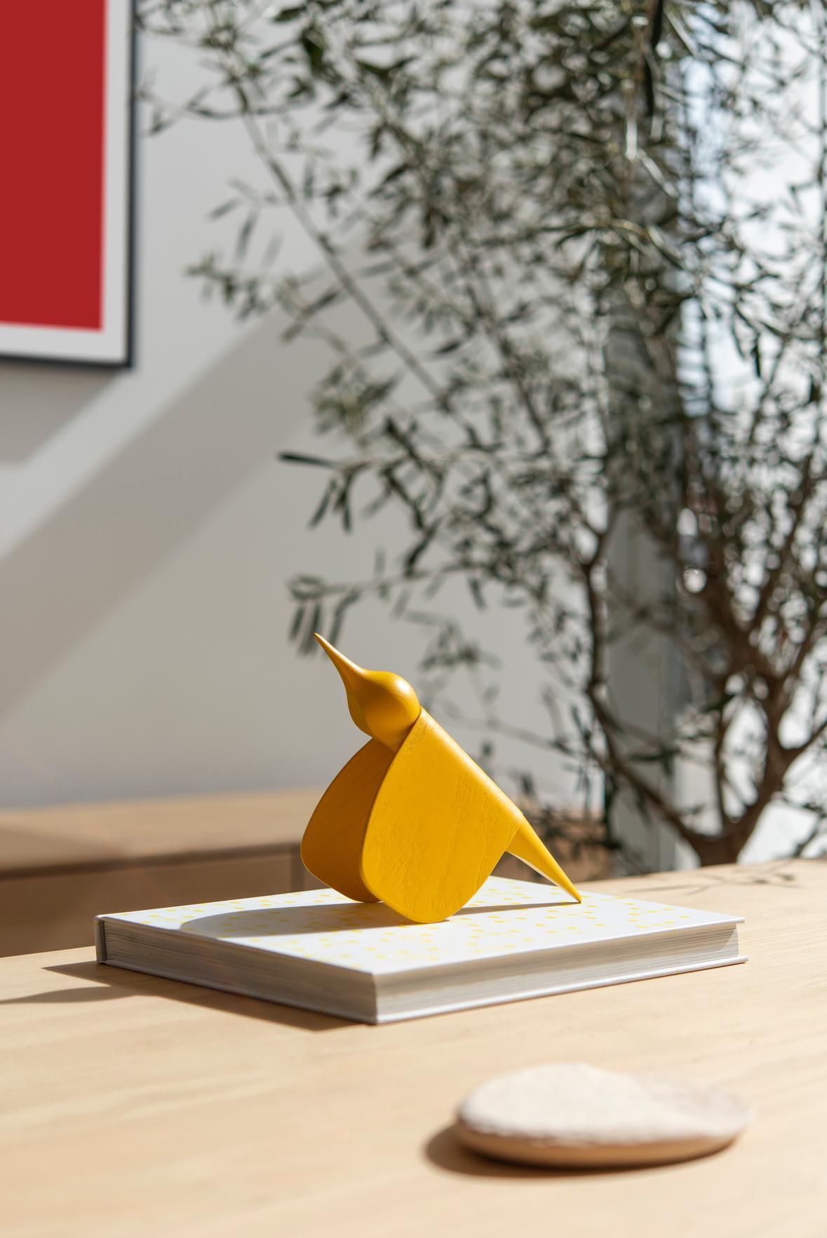 Décoration oiseau minimaliste en chêne laqué jaune Tica - Gazzda — 354199.jpg