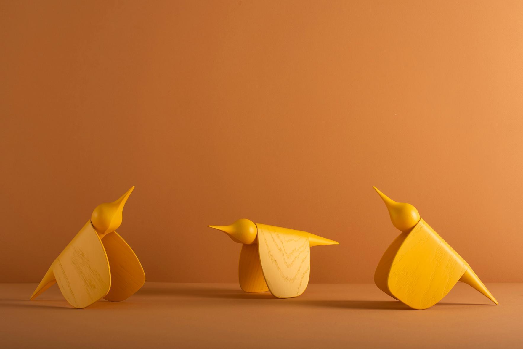 Décoration oiseau minimaliste en chêne laqué jaune Tica - Gazzda — 354201.jpg