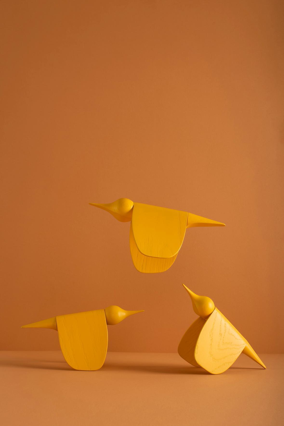 Décoration oiseau minimaliste en chêne laqué jaune Tica - Gazzda — 354202.jpg
