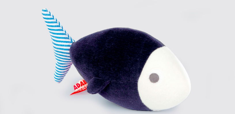 peluche-poisson-bleu-marine-et-imprime-raye-elliot-adada-2