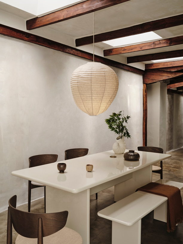 abat-jour-en-papier-washi-sauge-sombre-80cm-kurbis-ferm-living-5