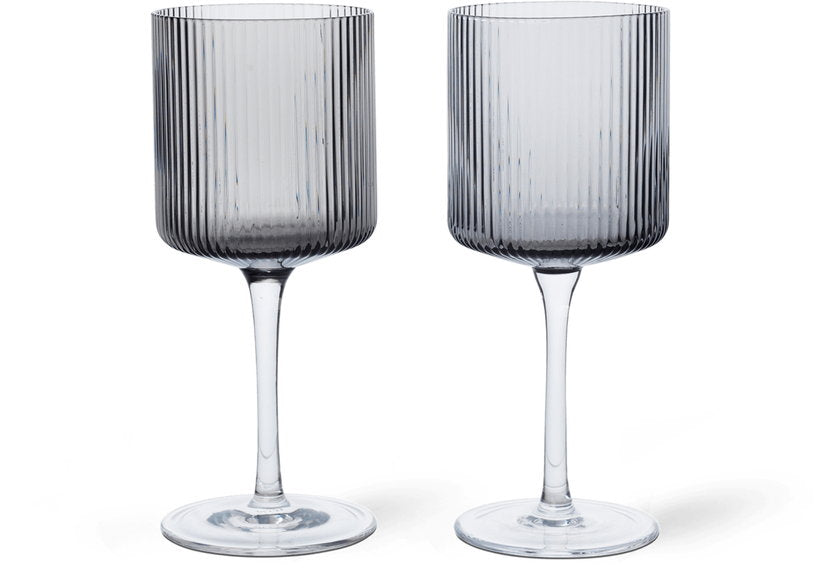 2-verres-a-vin-blanc-en-verre-gris-fume-7-2x16-8cm-ripple-ferm-living-1