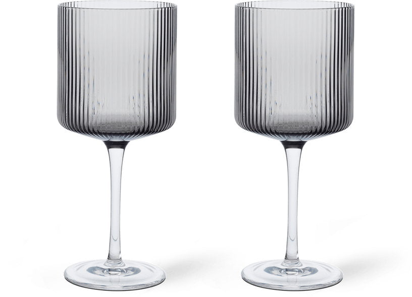2-verres-a-vin-rouge-en-verre-gris-fume-7-9x18-2cm-ripple-ferm-living-1