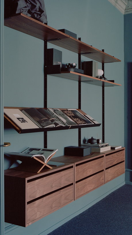armoire-murale-a-etageres-avec-tiroirs-en-bois-de-chene-et-acier-noir-new-works-3