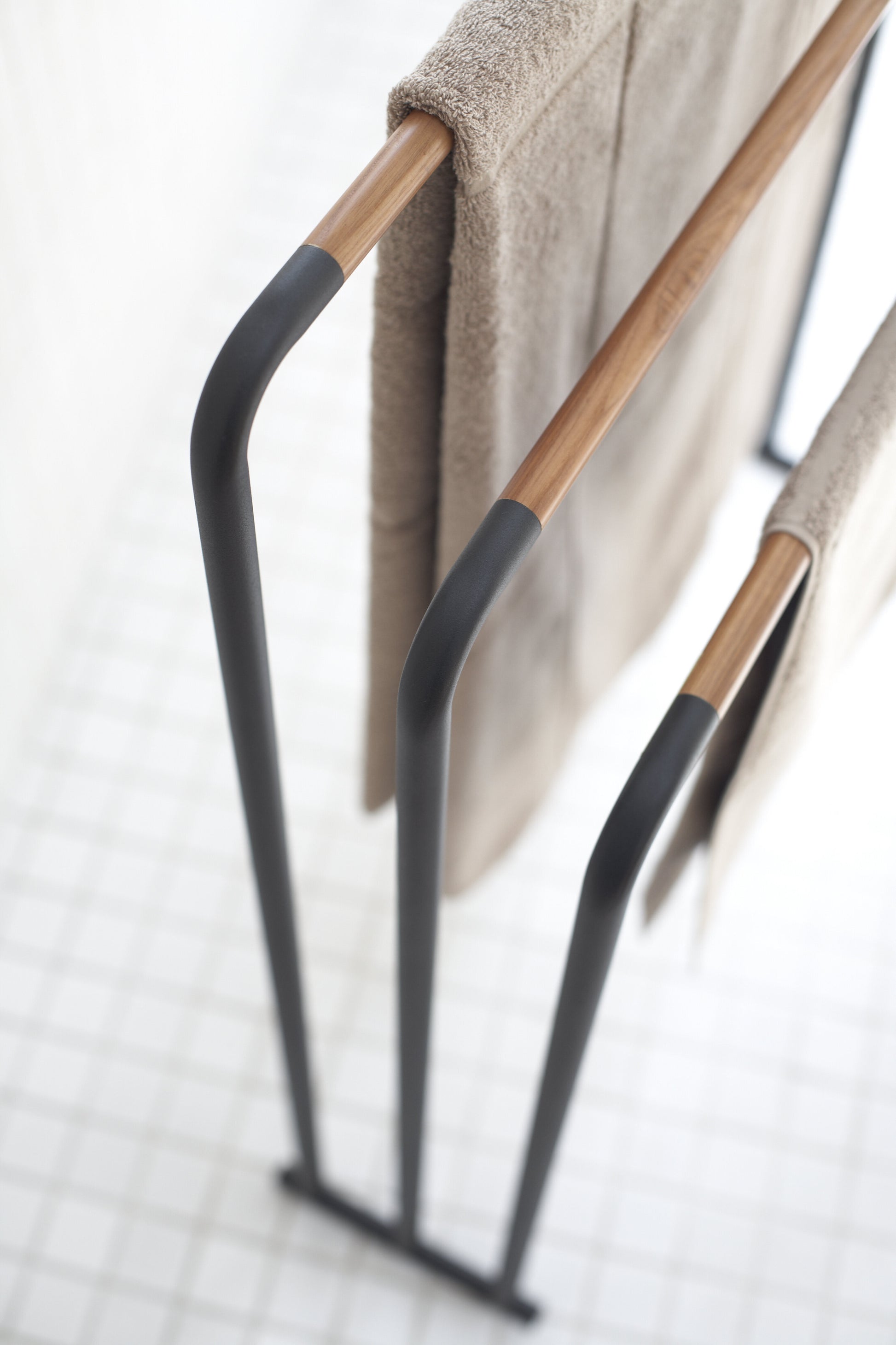 Porte-serviettes de bain en bois et acier noir 70x83cm - Yamazaki — 358225.jpg