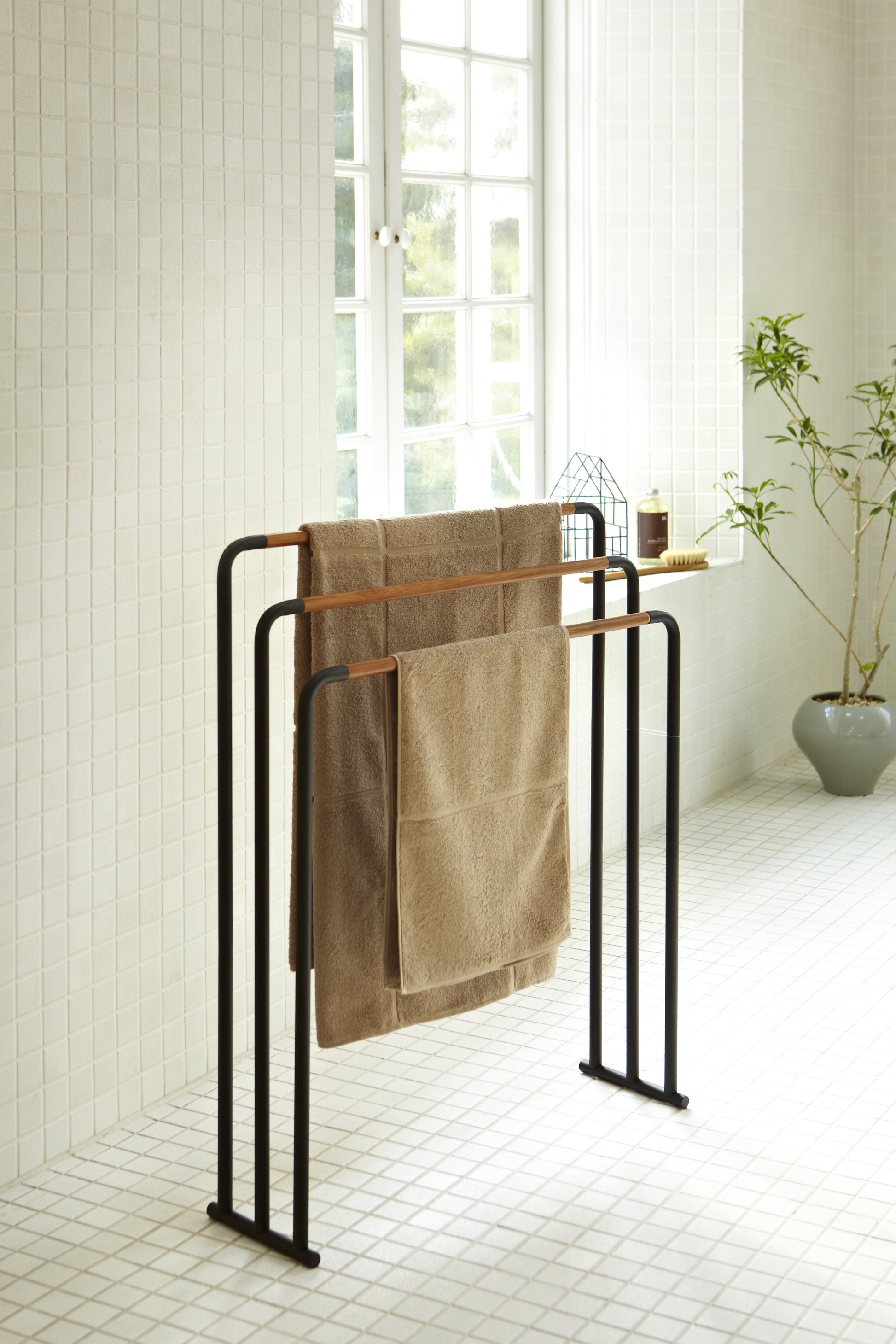 Porte-serviettes de bain en bois et acier noir 70x83cm - Yamazaki — 358226.jpg