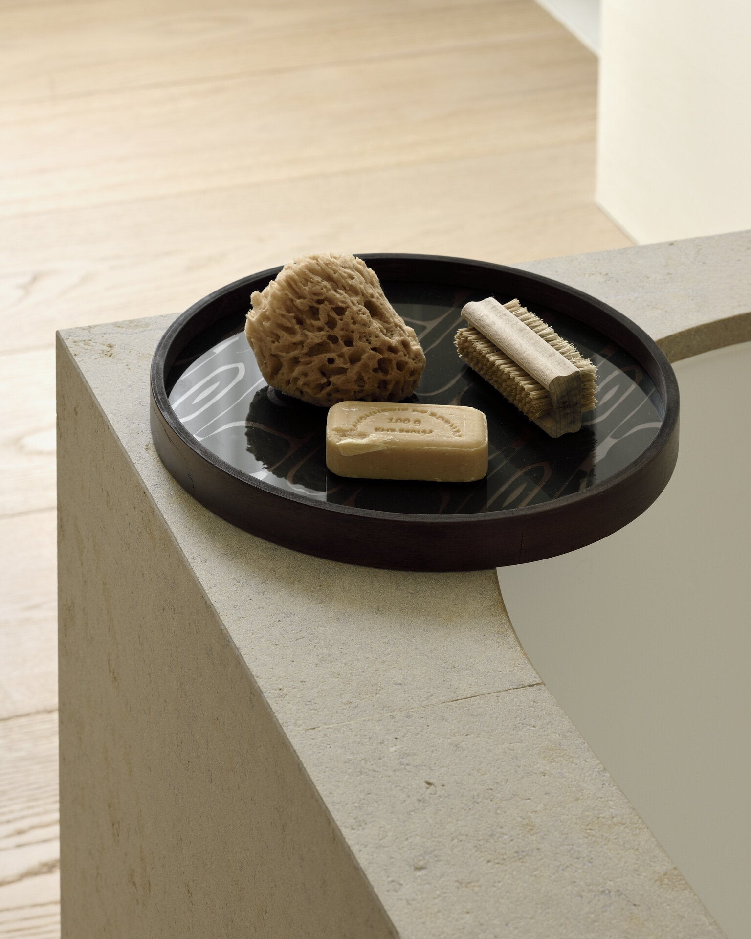 Plateau rond en verre sérigraphié vert mousse et placage teck marron 30x3cm - Ethnicraft Accessories — 358548.jpg