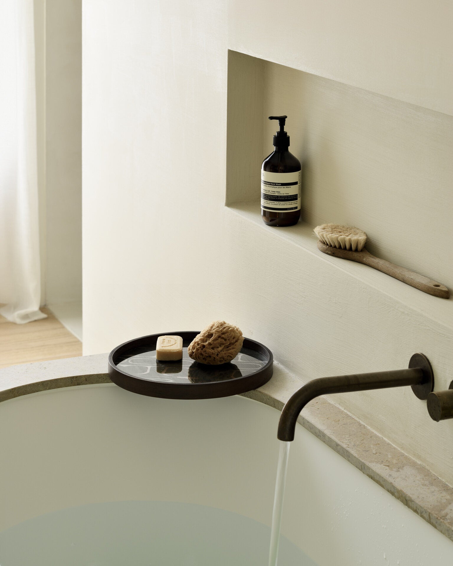Plateau rond en verre sérigraphié vert mousse et placage teck marron 30x3cm - Ethnicraft Accessories — 358553.jpg