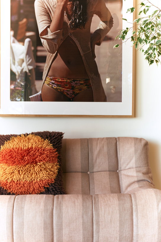 coussin-duveteux-en-laine-orange-55x55cm-horizon-hkliving-7